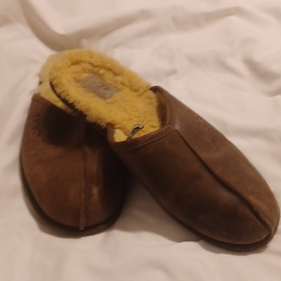 UGG Brown Slippers with Soft Leather and Slip-On Design - Picture 6 of 7